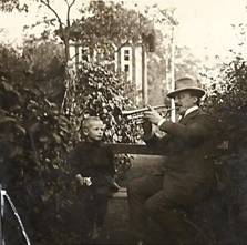 Hermann Nebe um 1914 mit Besucher