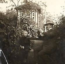 Hermann Nebe um 1914 mit Besucher