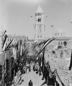 Kaiser Wilhelm  II. und seine Gemahlin Auguste  Victoria  mit ihrem Gefolge nähern sich der Erlöserkirche in Jerusalem