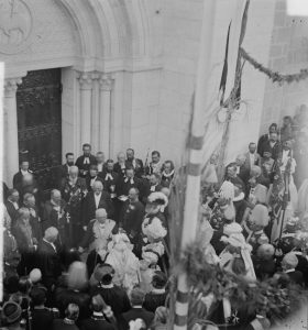 Das deutsche Kaiserpaar 1898 vor der Jerusalemer Erlöserkirche; D.Gustav Nebe das Herrscherpaar vor dem Kirchenportal empfangend, in der ersten Reihe 2. V.li.